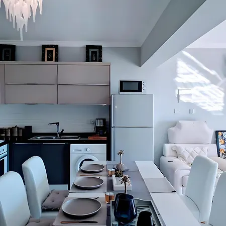 Modern And Light Vacation Retreat * Trikomo
